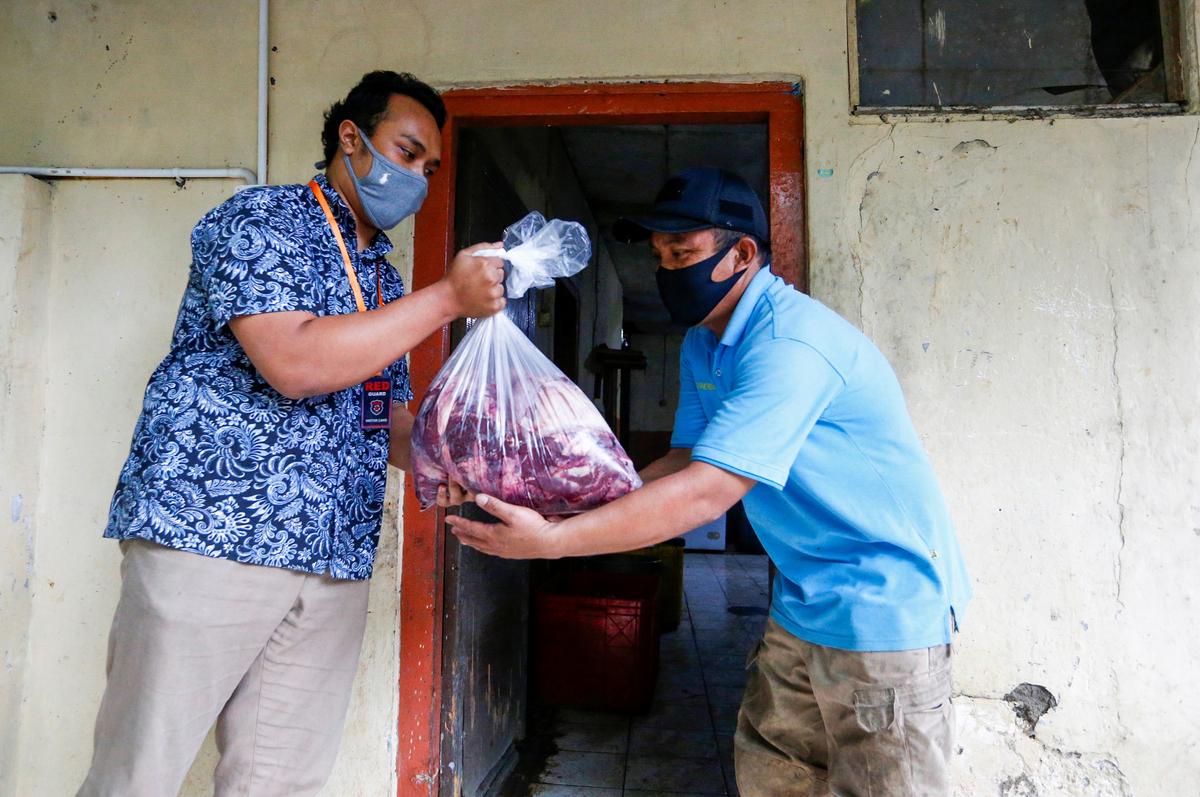 Fauzan Dzulfikar, 22, gives meat donations at a zoo amid the coronavirus disease (COVID-19) outbreak in Bandung, West Java Province, Indonesia, May 18, 2020.  Photo: Reuters