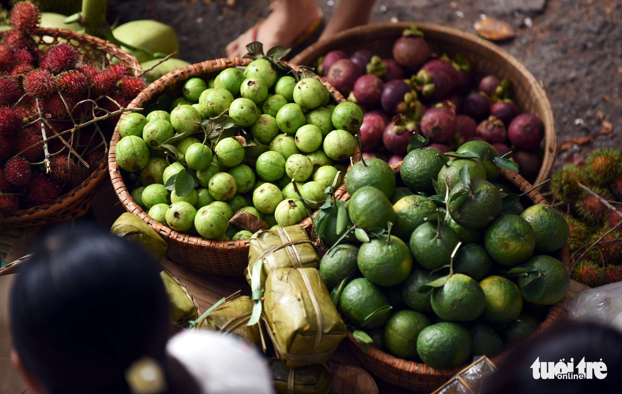 Fresh fruits are sold at a ‘countryside market’ at No. 7 Nguyen Thi Minh Khai Street, District 1, Ho Chi Minh City, Vietnam, May 24, 2020. Photo: Duyen Phan / Tuoi Tre