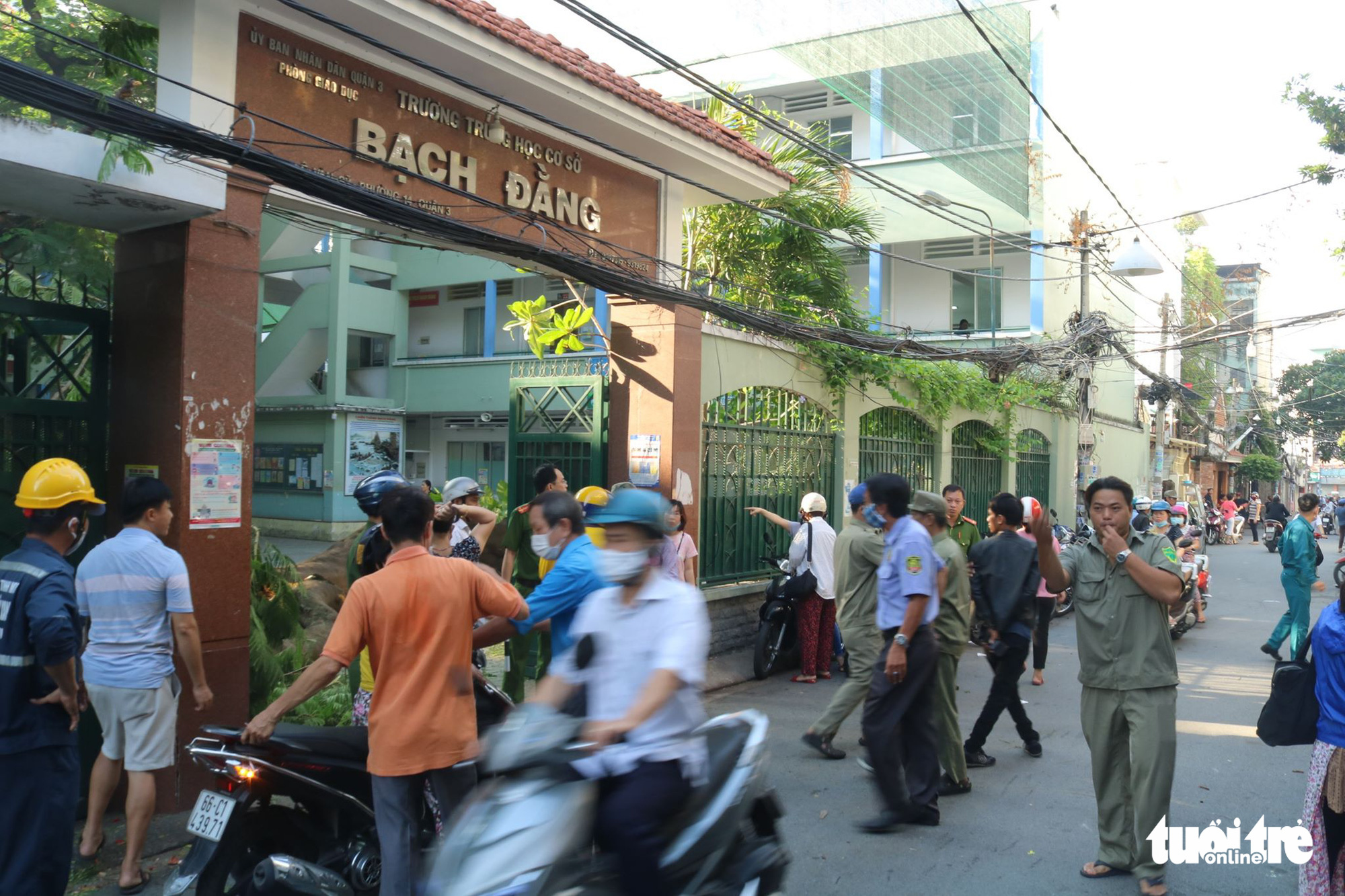 Police arrive at Bach Dang Middle School in District 3, Ho Chi Minh City, Vietnam, May 26, 2020. Photo: Trong Nhan / Tuoi Tre