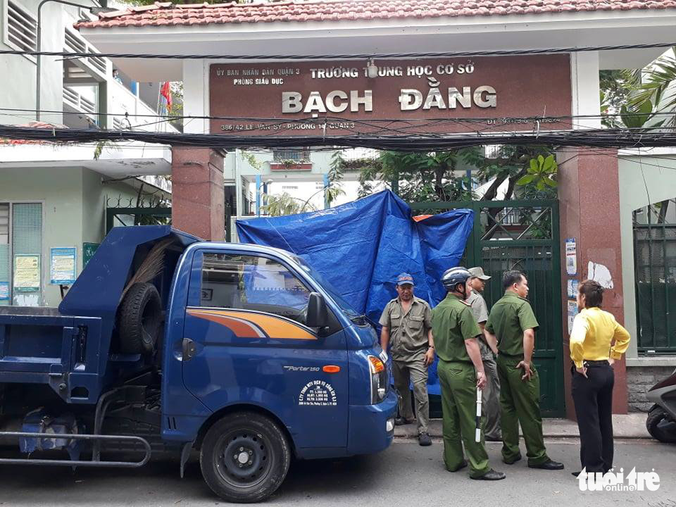 Police arrive at Bach Dang Middle School in District 3, Ho Chi Minh City, Vietnam, May 26, 2020. Photo: Trong Nhan / Tuoi Tre