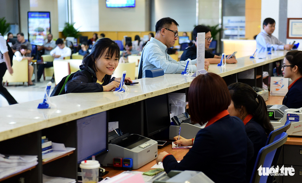 Customers conduct transactions at a Sacombank office on Nam Ky Khoi Nghia Street, District 3, Ho Chi Minh City, Vietnam. Photo: Quang Dinh / Tuoi Tre