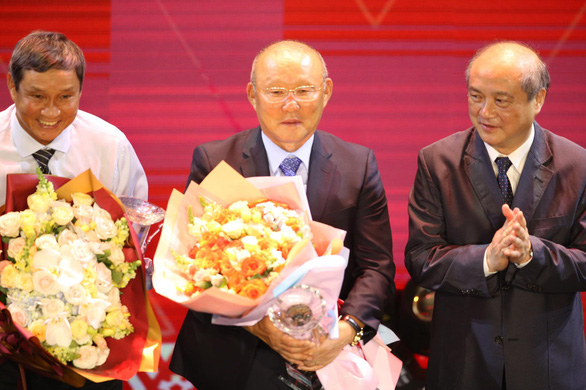 Park Hang Seo (center) and Mai Duc Chung (left) react after receiving a special prize recognizing their contributions to Vietnamese football at the 2019 Vietnam Golden Ball awards ceremony in Ho Chi Minh City, May 26, 2020. Photo: N.K. / Tuoi Tre