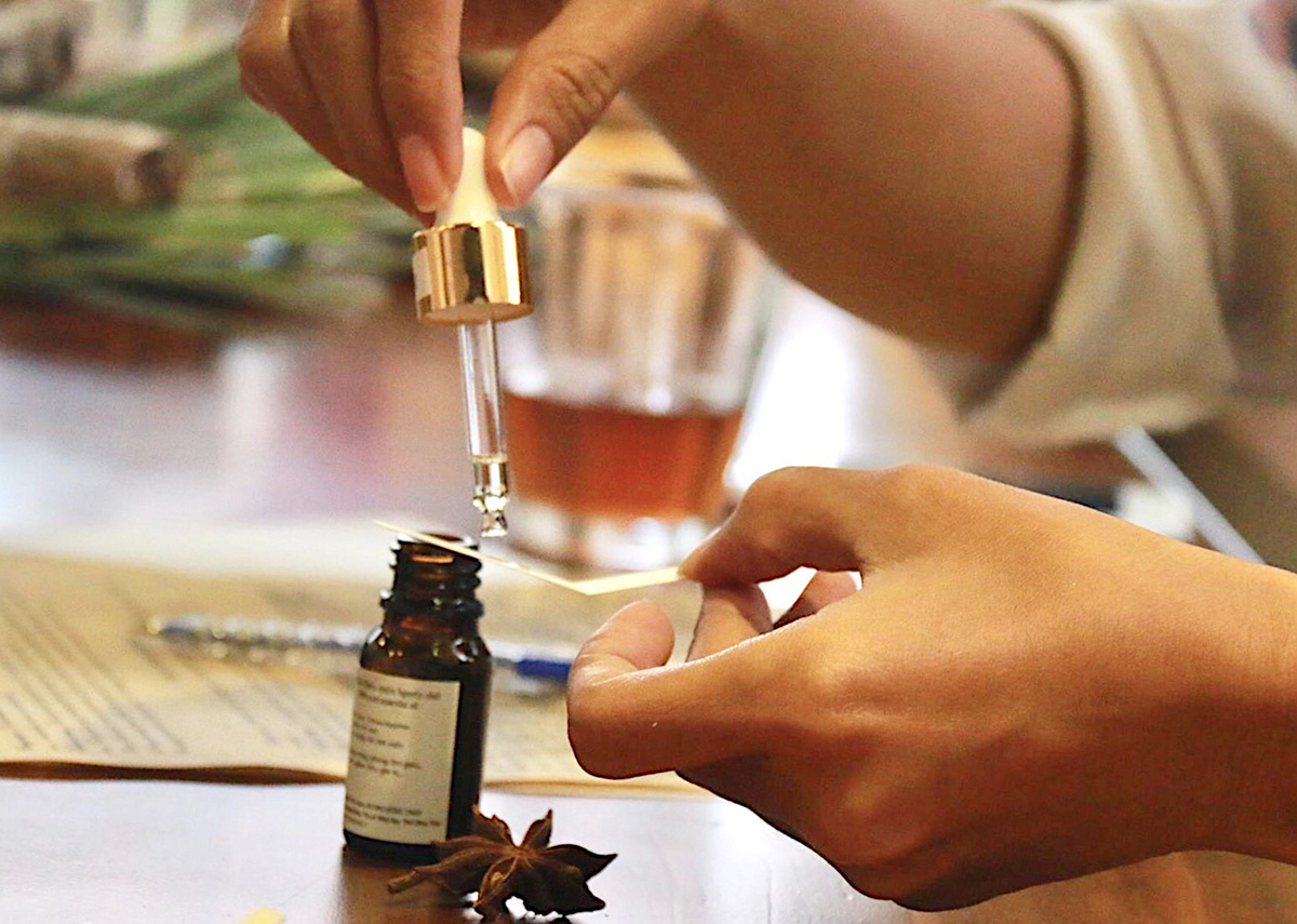 Essential oil is being tested in Doan Ngoc Minh Thuy’s lab. Photo: Dieu Qui / Tuoi Tre