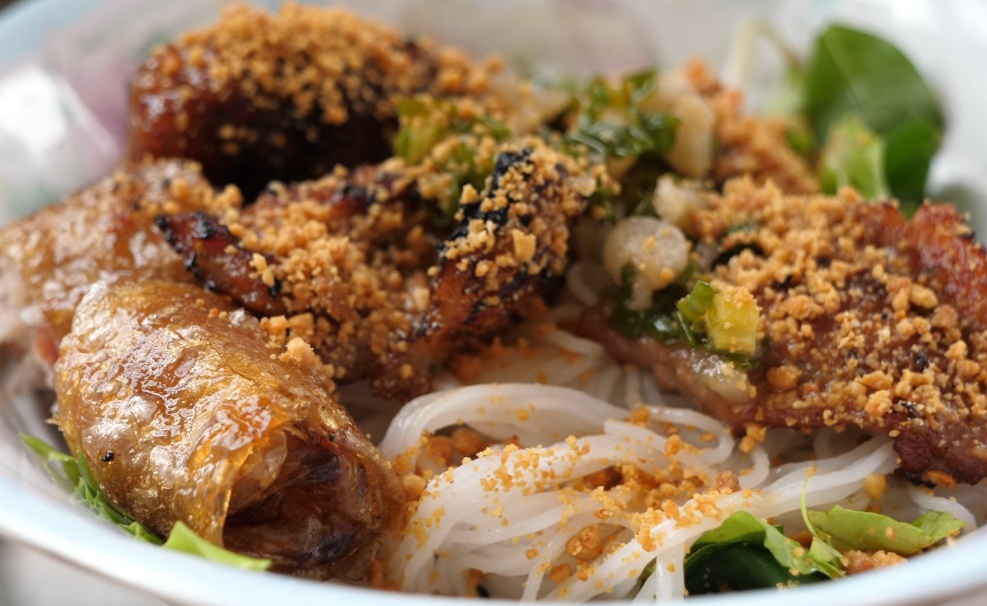 A screenshot from Chasing a Plate's Vietnam Food Videos series displays a bowl of 'bun thit nuong cha gio' (rice noodle topped with grilled pork and spring rolls).