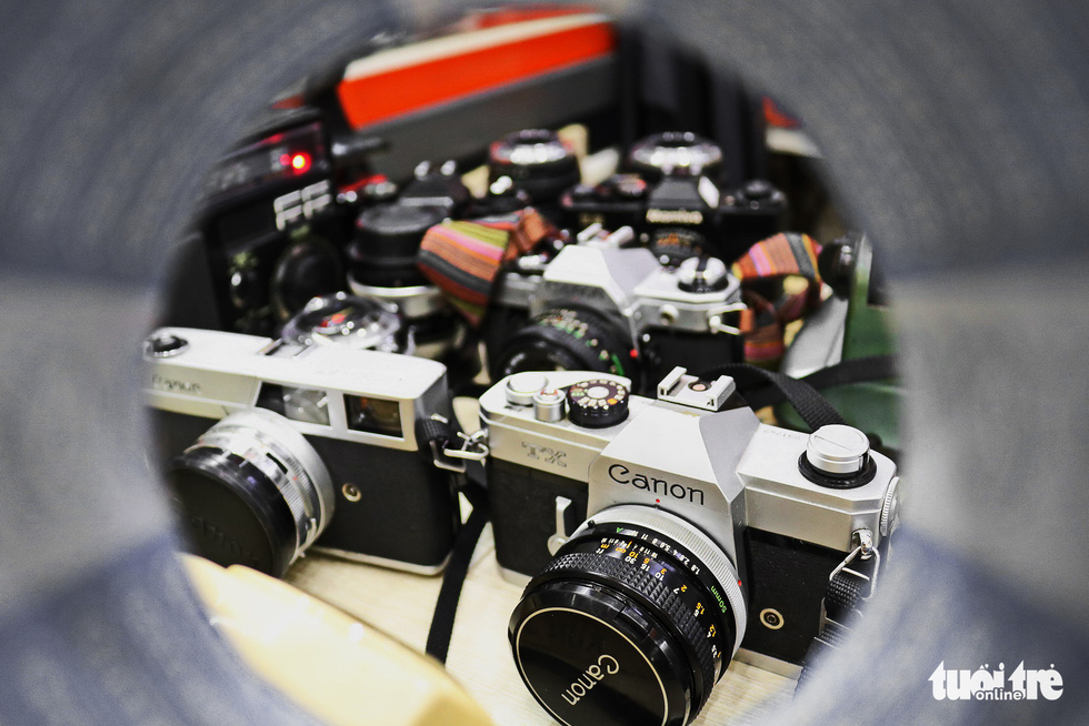 Tan said film cameras are now back on the rails as more and more people prefer the vintage sense they bring, as well as enjoy the ‘click’ sound of film cameras. Photo: Ngoc Phuong/ Tuoi Tre