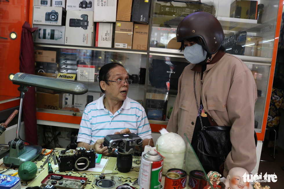 Dao Tu Uyen, 23, a regular customer who said she’s always feel safe when bring her cameras to Tan. Photo: Ngoc Phuong/ Tuoi Tre