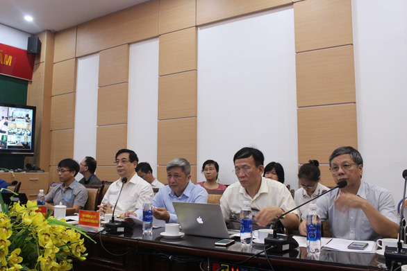 Deputy health minister Nguyen Truong Son (3rd from right) presides a telemedicine consultation to discuss a British pilot's condition, May 29, 2020. Photo: Thuy Anh / Tuoi Tre