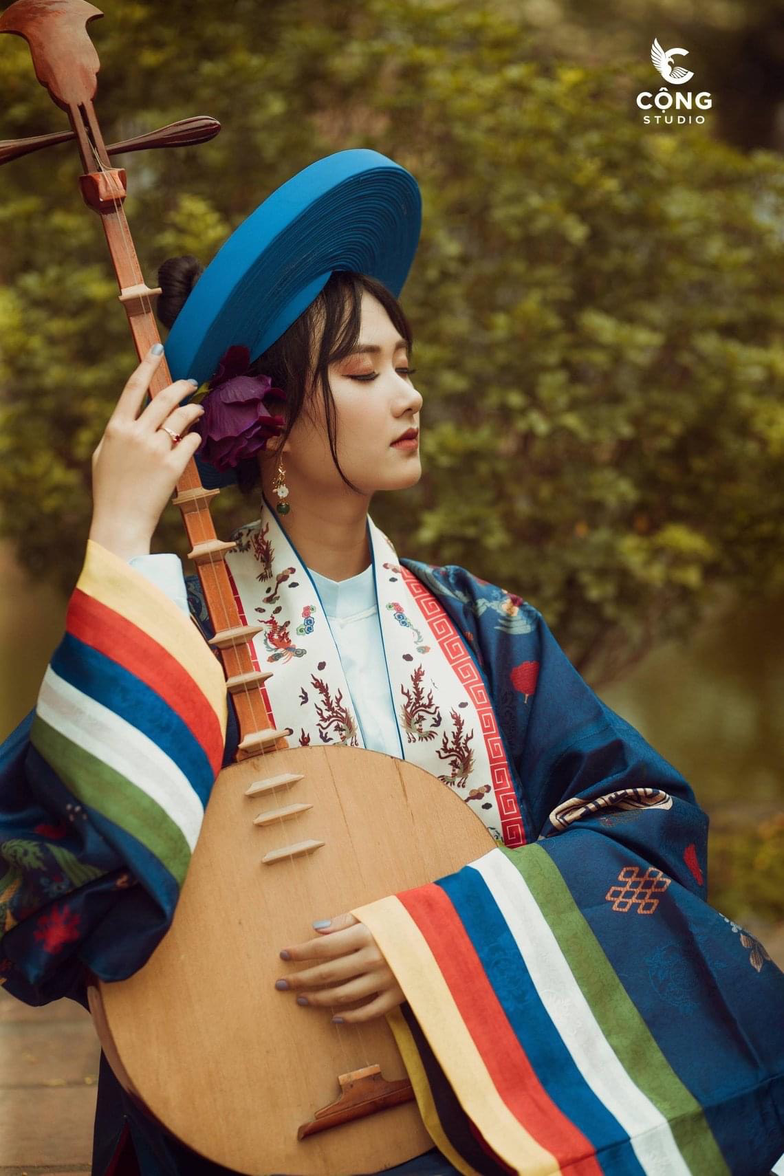 A female student wears a ‘nhật bình’ dress and holds a ‘đàn kìm,’ a traditional Vietnamese double-stringed lute, in this supplied yearbook photo.