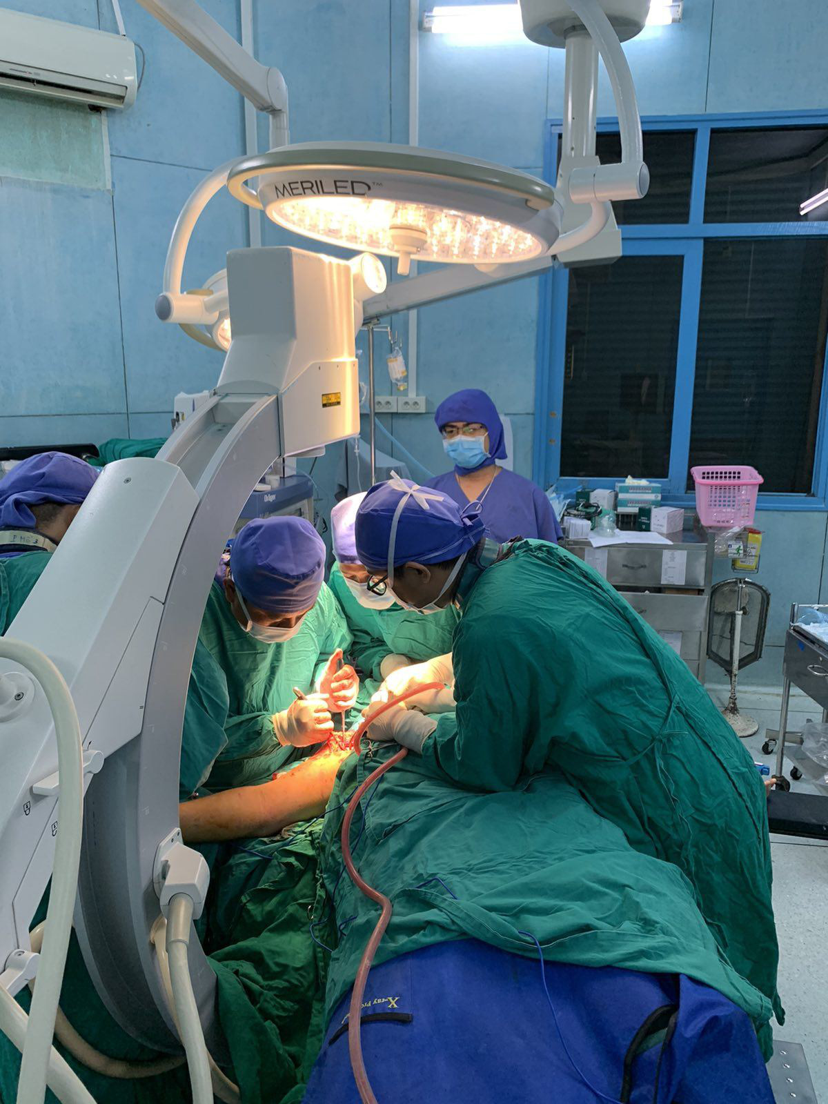 Doctors at Children’s Hospital 2 in Ho Chi Minh City perform a surgery on a student who was hit by a falling tree at school in this supplied photo.