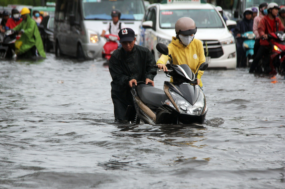 A scooter breaks down on a flooded street after a heavy rain in Ho Chi Minh City, June 3, 2020. Photo: Le Phan / Tuoi Tre