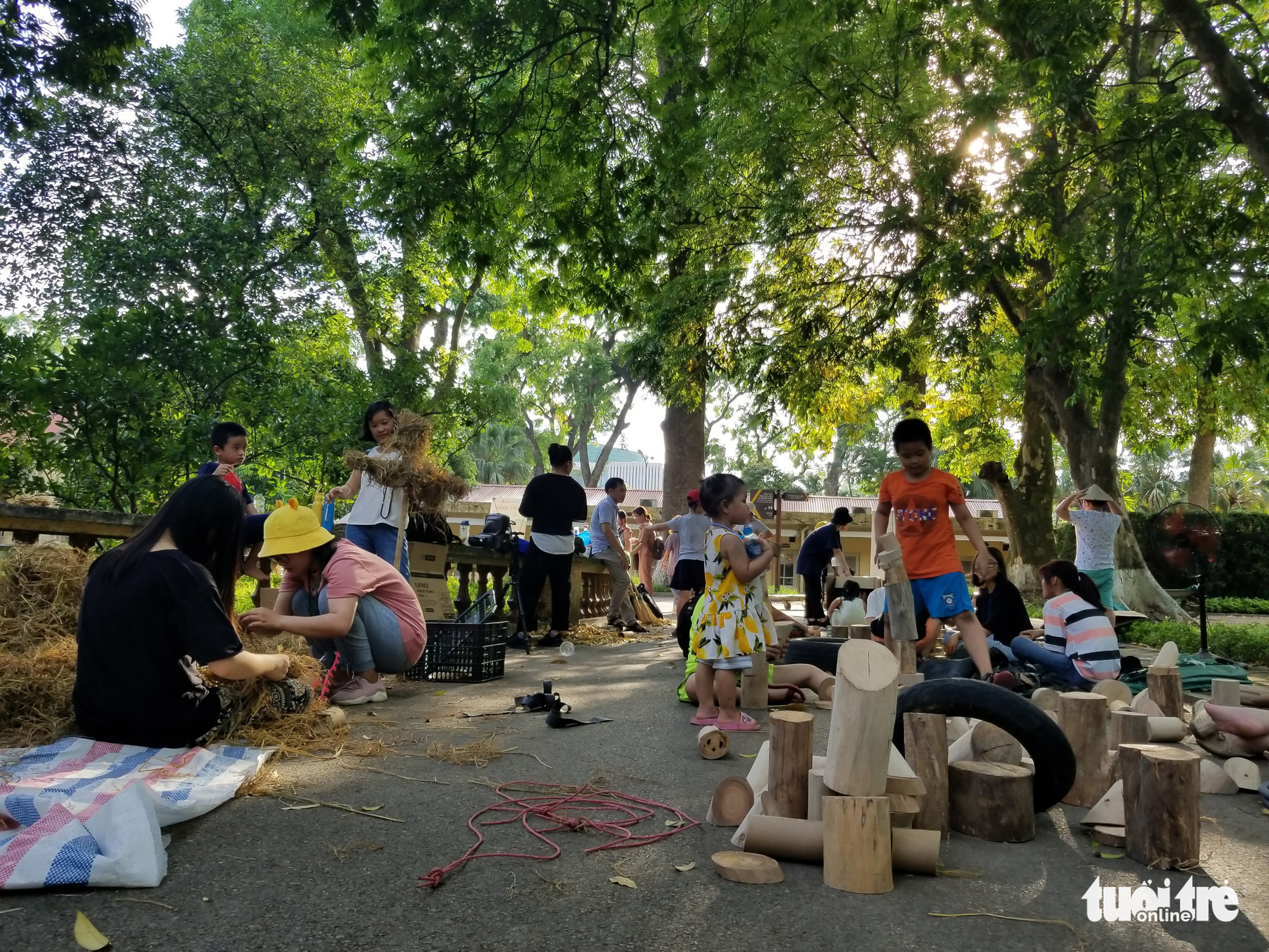 Children play with straws, wooden blocks and old tires on the ground at the ‘Kingdom of Recycled Materials’ event in Hanoi, Vietnam, May 31, 2020. Photo: Ha Thanh / Tuoi Tre