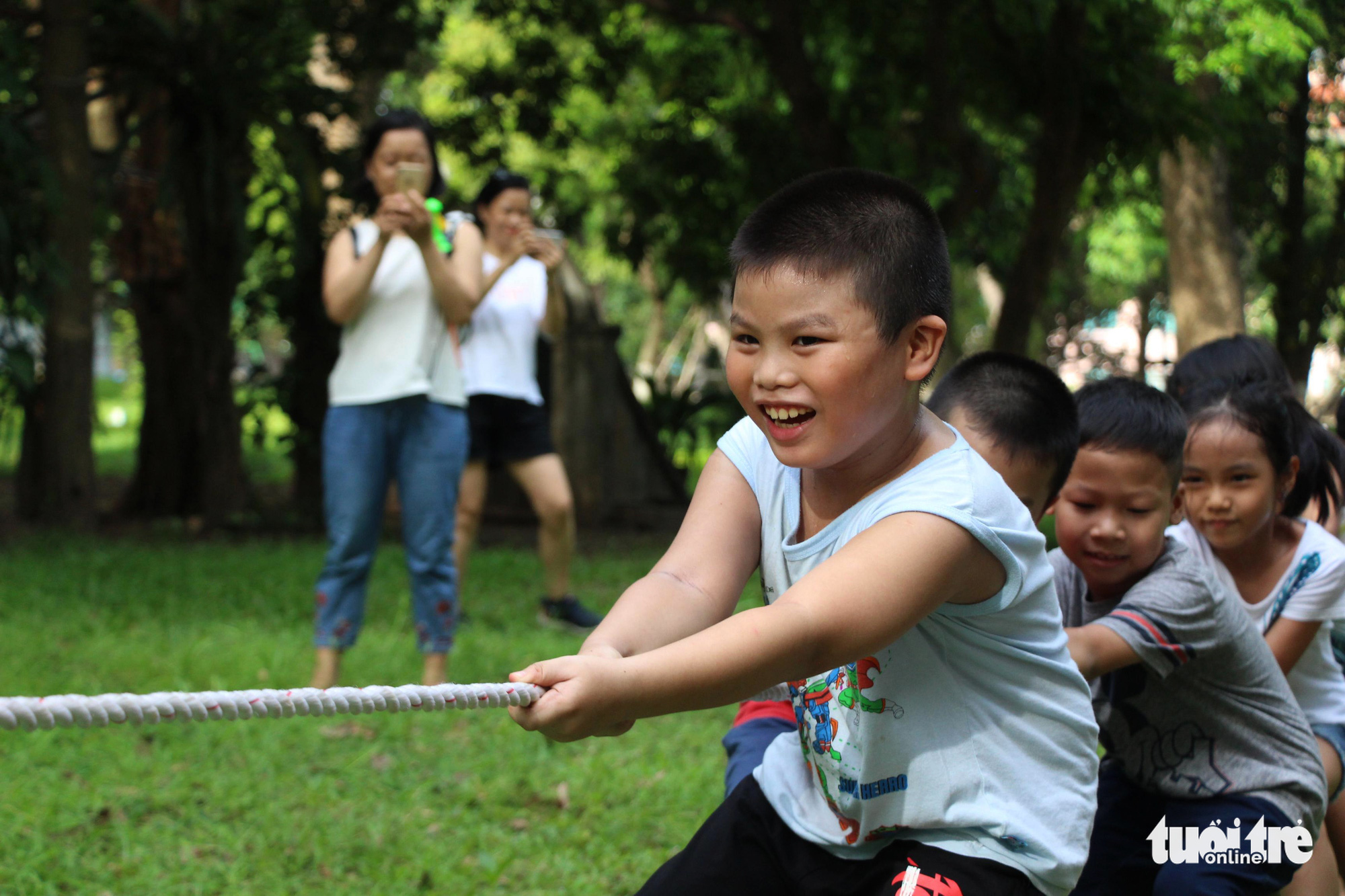 Children play a game of tug of war at the ‘Kingdom of Recycled Materials’ event in Hanoi, Vietnam, May 31, 2020. Photo: Ha Thanh / Tuoi Tre