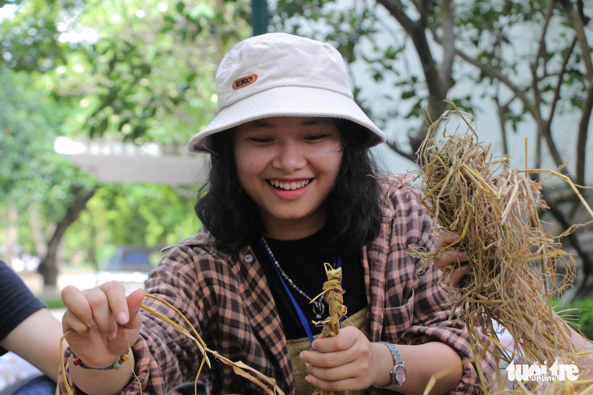Nguyen Thuy Phuong, an undergraduate student, makes a straw man at the ‘Kingdom of Recycled Materials’ event in Hanoi, Vietnam, May 31, 2020. Photo: Ha Thanh / Tuoi Tre