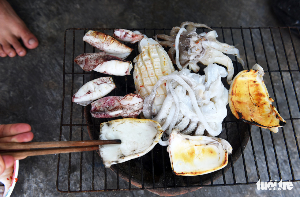 Charcoal-grilled fresh seafood, one of the delicacies on Cu Lao Cau off Tuy Phong District, Binh Thuan Province, Vietnam. Photo: Duyen Phan / Tuoi Tre