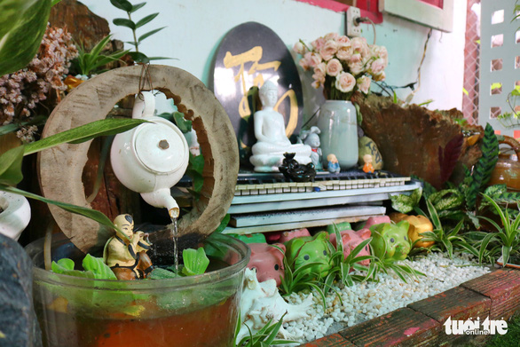 An old wooden cutting board is upcycled into an ornament in Thuy’s garden in Thu Duc District, Ho Chi Minh City, Vietnam. Photo: Ngoc Phuong / Tuoi Tre