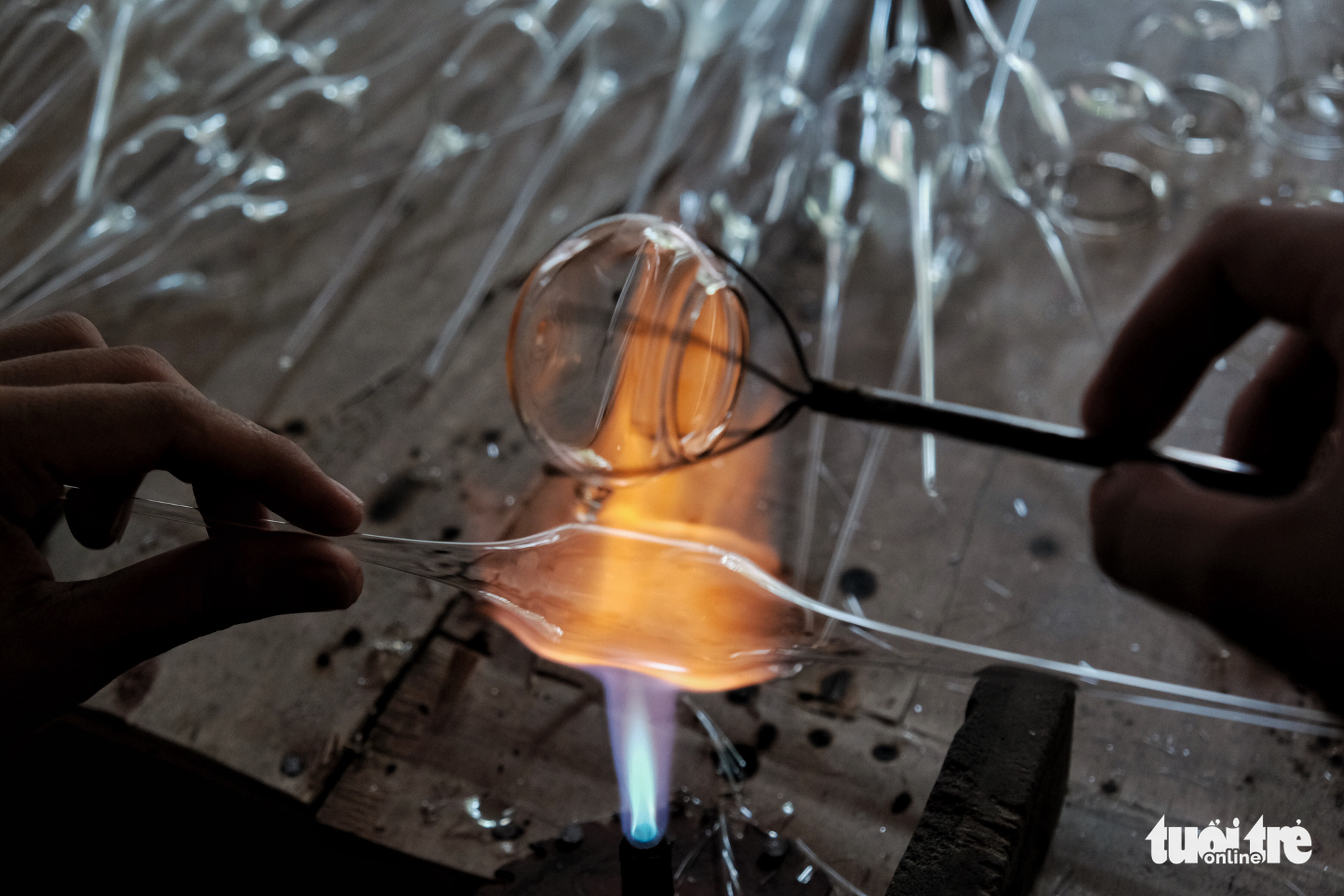 A skillful glass blower needs to know the ‘ripeness’ of glass. As glass is initially exposed to fire, it will appear blue in color before turning white. At that time, a slight blow is enough to mold the blob of molten glass into products of their desired shape, according to the professional glassmith Le Xuan Tien. Photo: Mai Thuong / Tuoi Tre