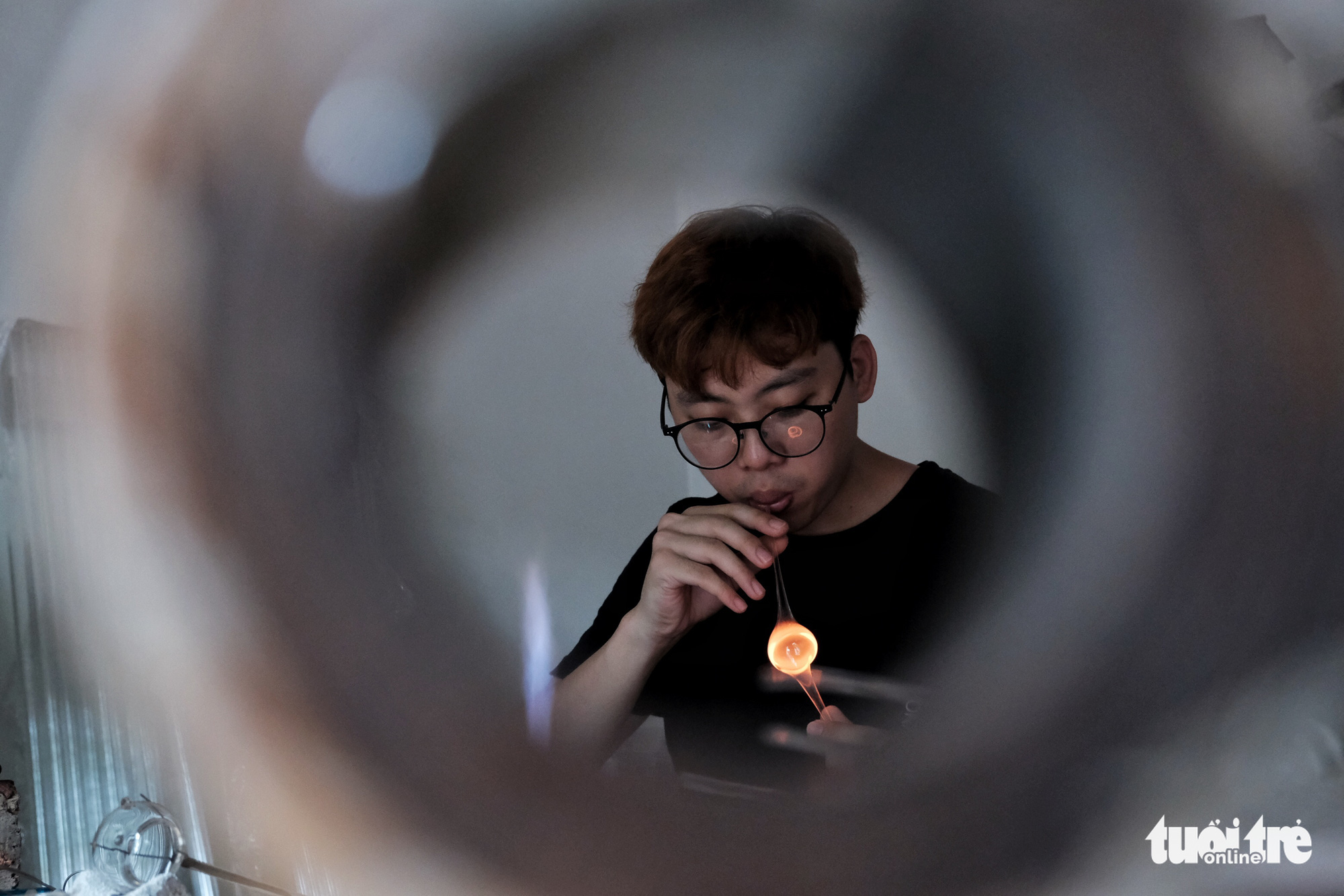 The glassblowing technique plays a crucial role in creating products. A glass blower has to hold his breath properly to produce specific products. Photo: Mai Thuong / Tuoi Tre