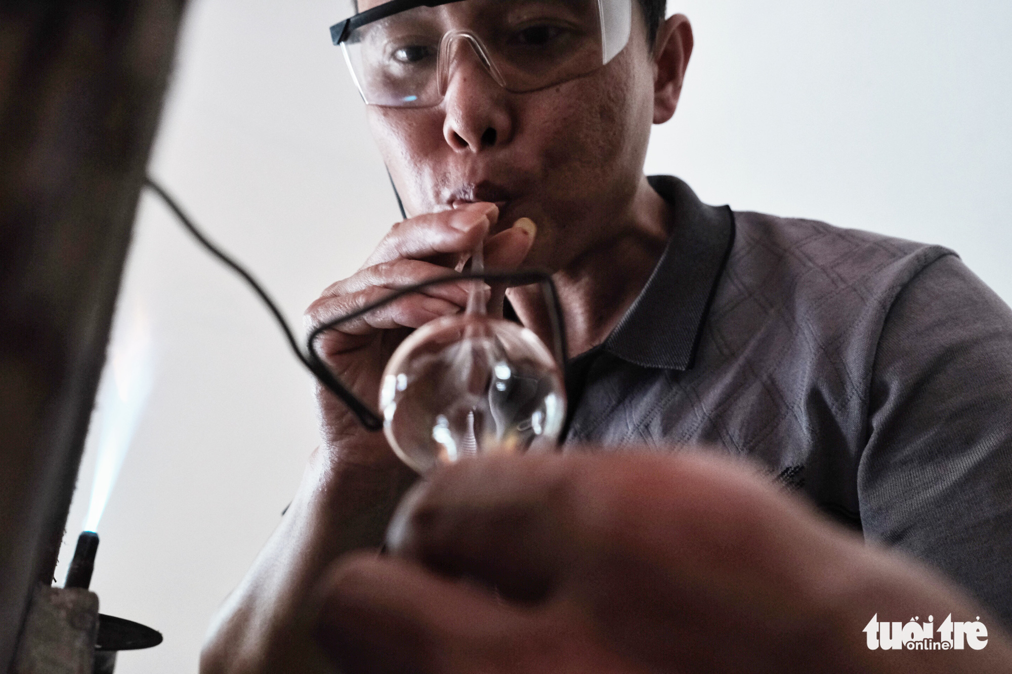 hanoi-s-skilled-glass-blowers-keeping-the-flame-alive-tuoi-tre-news