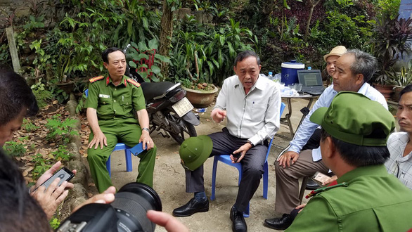 Colonel Tran Muu (in a white shirt), deputy director of the Da Nang police department, speaks to his colleagues who are trying to recapture escaped prisoner Trieu Quan Su on the Hai Van Pass in central Vietnam, June 5, 2020. Photo: Tan Luc / Tuoi Tre