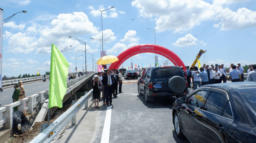 The first vehicles travel on the new Tan An Bridge in Long An Province, Vietnam at the bridge’s launch ceremony on June 7, 2020. Photo: Son Lam / Tuoi Tre