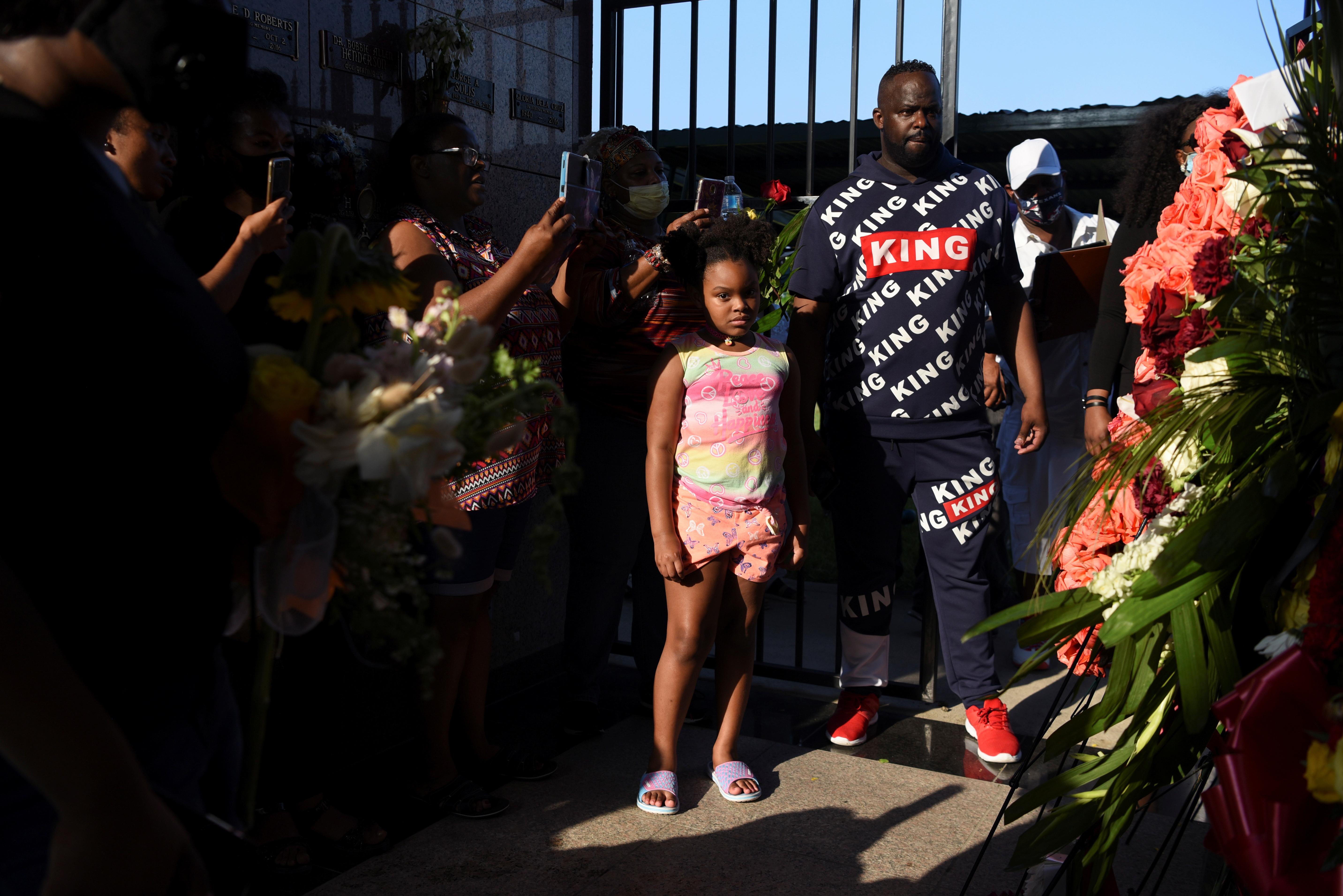 People visit the gravesite of George Floyd, whose death in Minneapolis police custody has sparked nationwide protests against racial inequality, in Pearland, Texas, U.S., June 9, 2020. Photo: Reuters