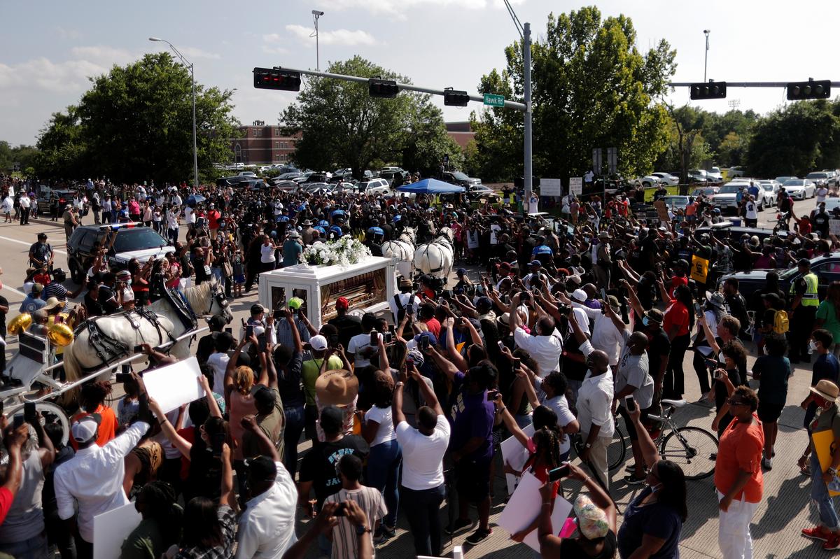 People gather as the horse-drawn carriage carrying the casket containing the body of George Floyd, whose death in Minneapolis police custody has sparked nationwide protests against racial inequality, pass by on its way to Houston Memorial Gardens cemetery in Pearland, Texas, U.S., June 9, 2020. Photo: Reuters