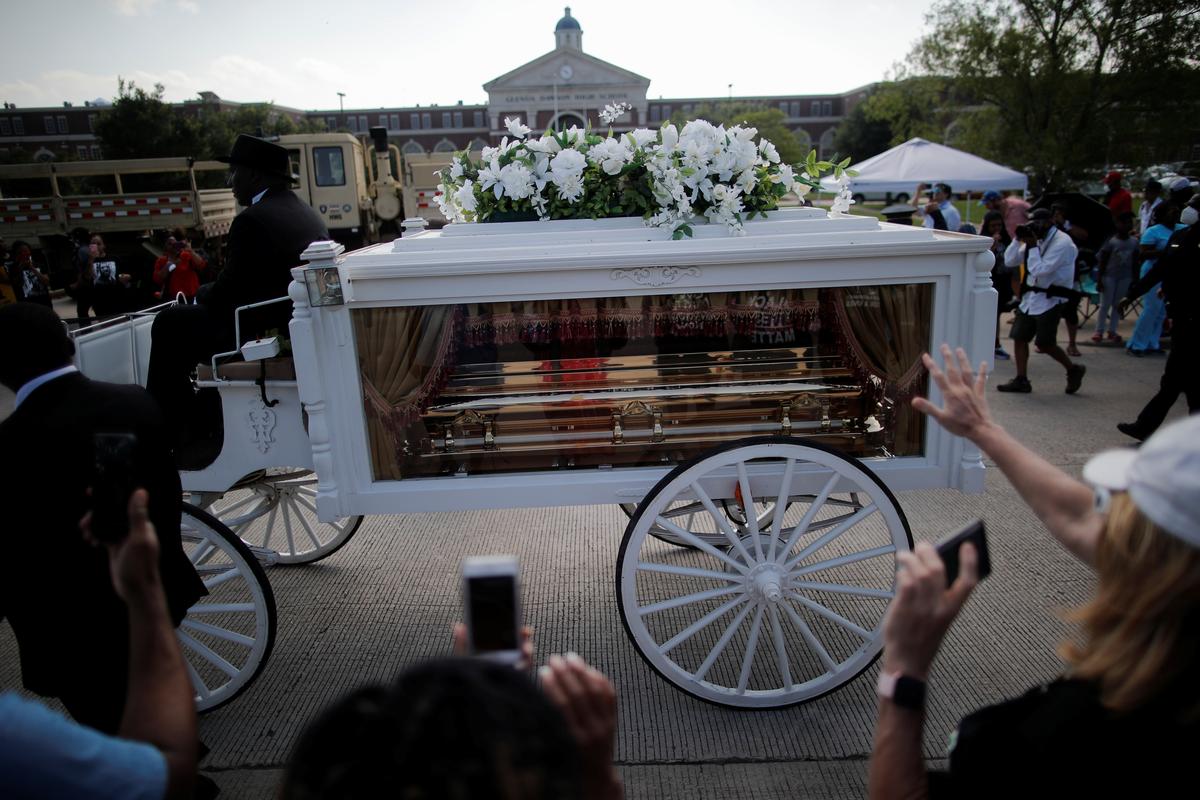 The horse-drawn carriage carrying the casket containing the body of George Floyd, whose death in Minneapolis police custody has sparked nationwide protests against racial inequality, pass by on its way to Houston Memorial Gardens cemetery in Pearland, Texas, U.S., June 9, 2020. Photo: Reuters