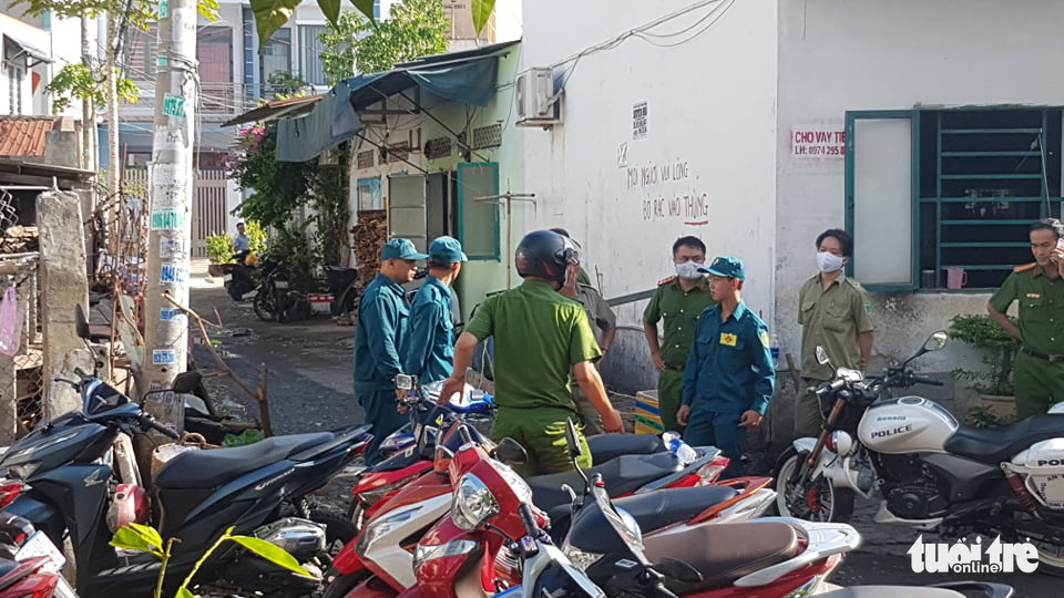 Police arrive at an alley in Binh Tan District, Ho Chi Minh City where a fire broke out at a rented house on June 12, 2020. Photo: Ngoc Khai / Tuoi Tre