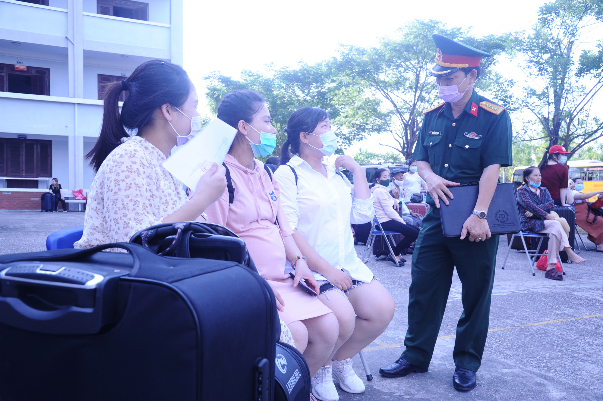 Col. Nguyen Huu Nghia (right) from Quang Nam Province’s Military Command talks to pregnant women who have completed their mandatory novel coronavirus disease (COVID-19) quarantine at a facility in Quang Nam Province, Vietnam, June 12, 2020. Photo: Le Trung / Tuoi Tre