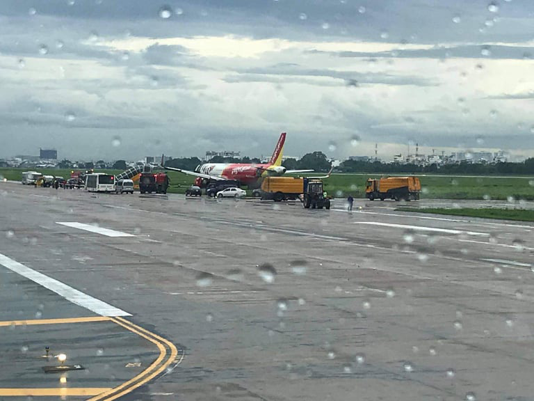 The aircraft is pulled back to the runway at Tan Son Nhat International Airport in Ho Chi Minh City, June 14, 2020. Photo: Tuoi Tre Contributor