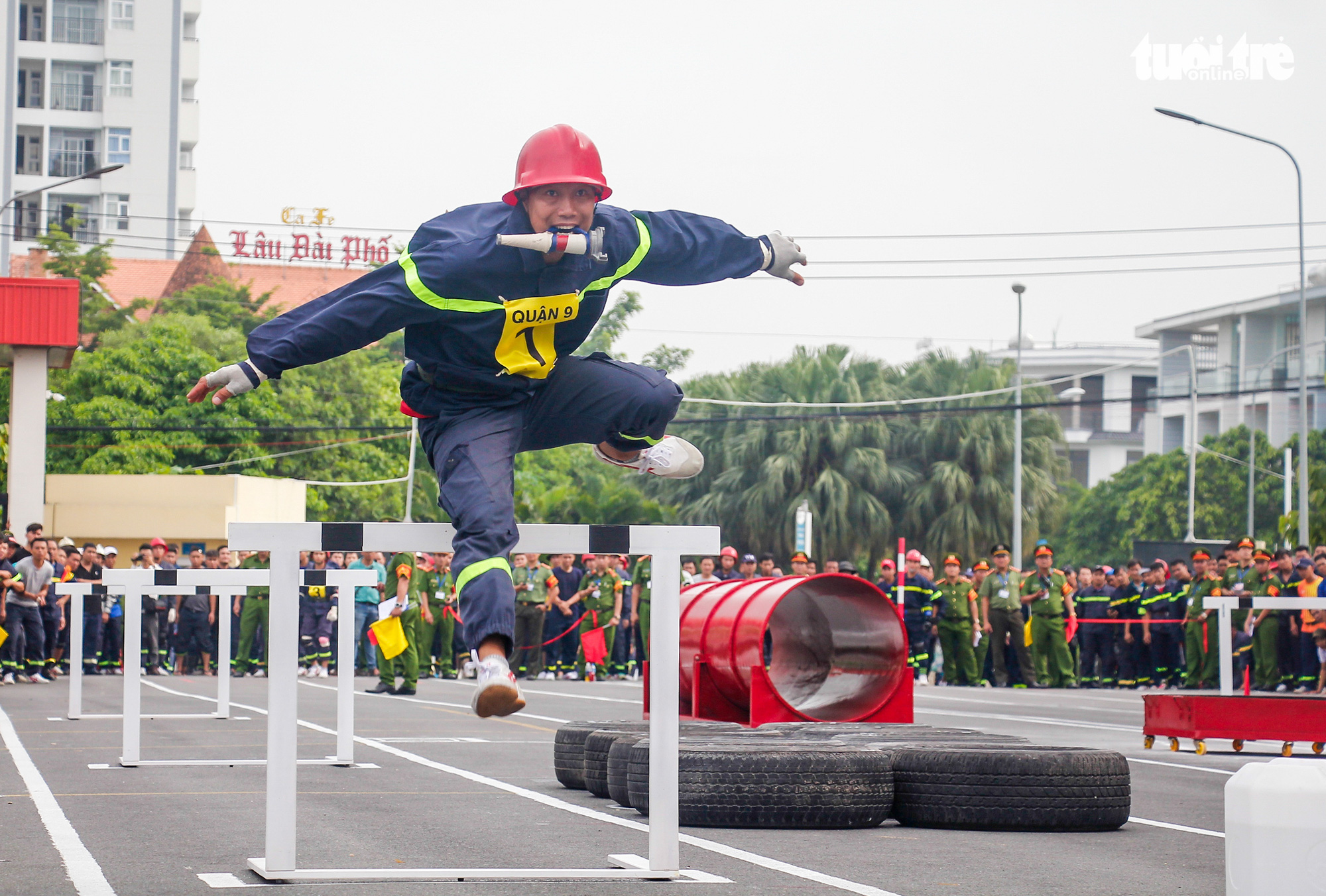 A firefighter participates in an obstacle race during a firefighting and rescue competition in Ho Chi Minh City, June 16, 2020. Photo: Chau Tuan / Tuoi Tre