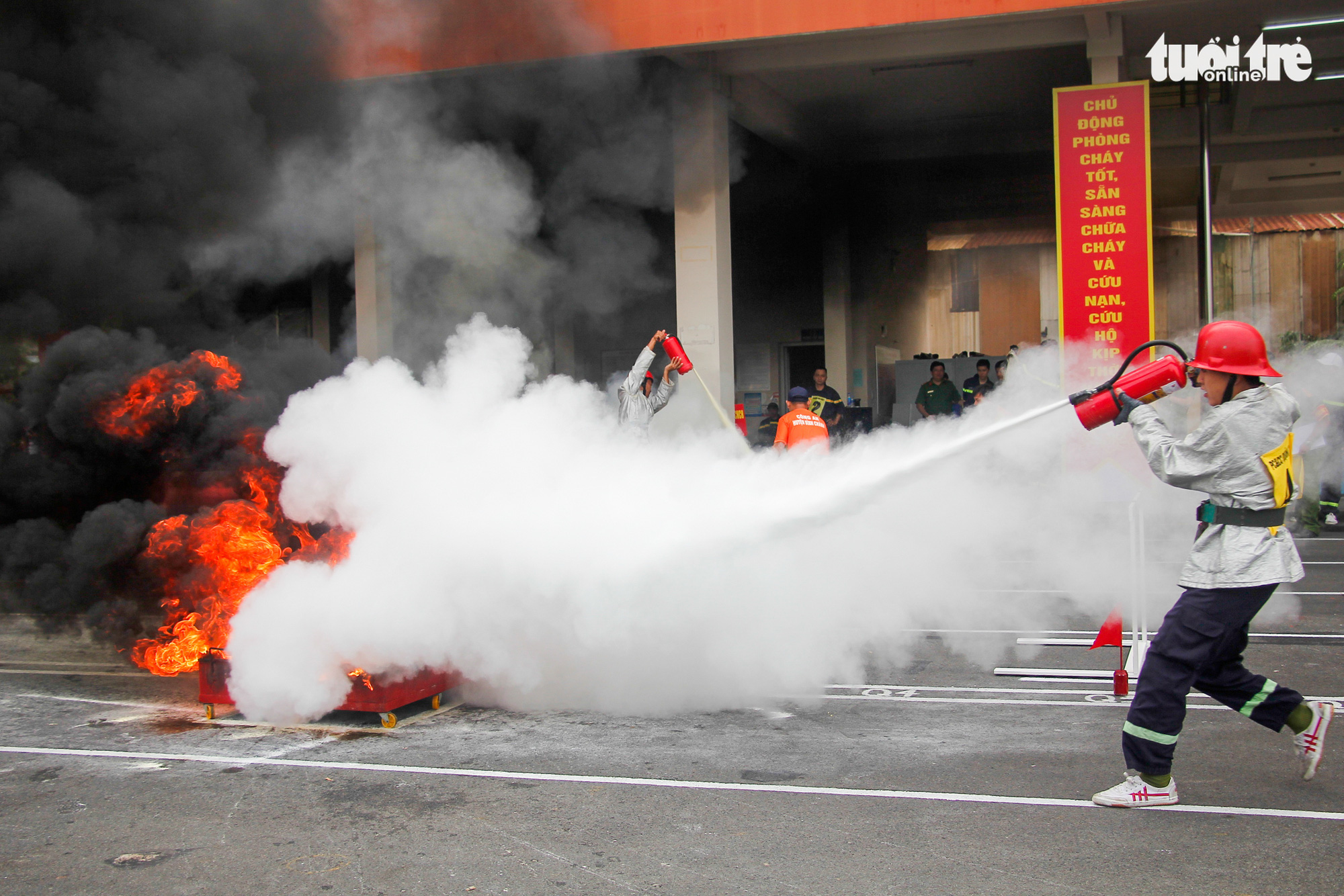 A firefighter puts out a fire with a fire extinguisher during a firefighting and rescue competition in Ho Chi Minh City, June 16, 2020. Photo: Chau Tuan / Tuoi Tre