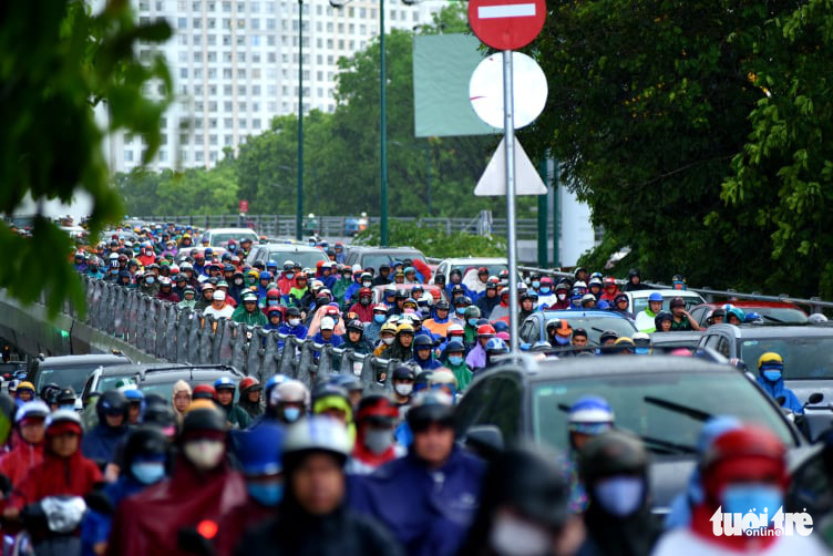 Traffic congestion is exacerbated due to the rain in Ho Chi Minh City, June 16, 2020. Photo: Duyen Phan / Tuoi Tre