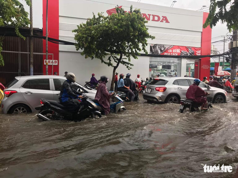 Hiep Binh Street in Thu Duc District, Ho Chi Minh City is submerged during a downpour on June 16. 2020. Photo: Minh Hoa / Tuoi Tre