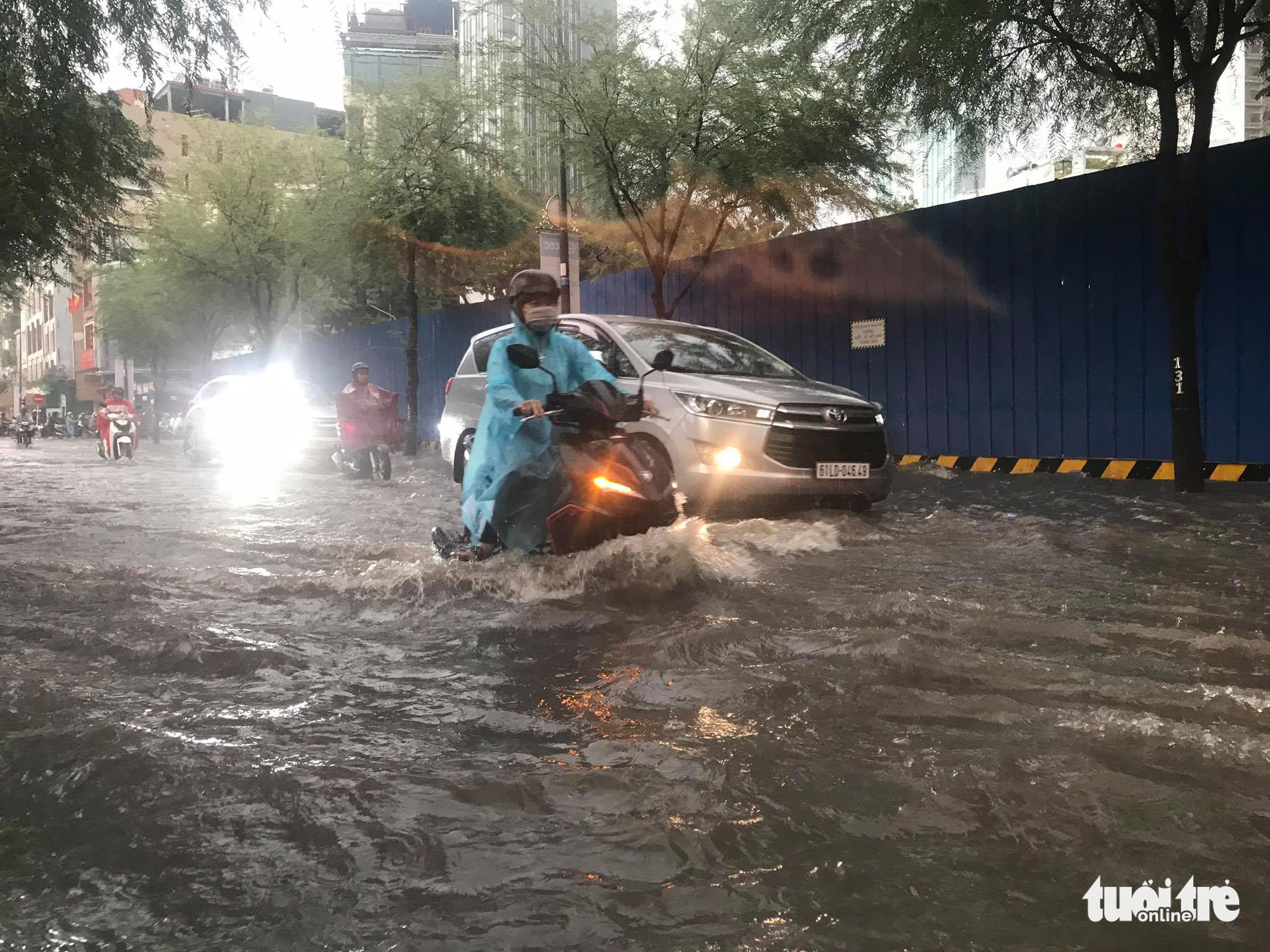 Le Thanh Ton Street in District 1, Ho Chi Minh City is submerged during a downpour on June 16. 2020. Photo: Ngoc Phuong / Tuoi Tre