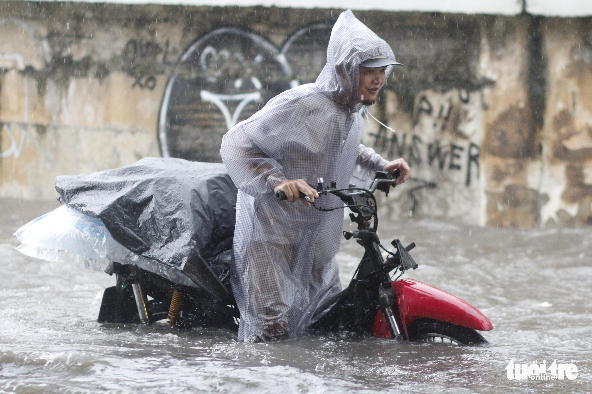 Commuters have a hard time traveling on a flooded street in Ho Chi Minh City, June 16, 2020. Photo: Chau Tuan / Tuoi Tre