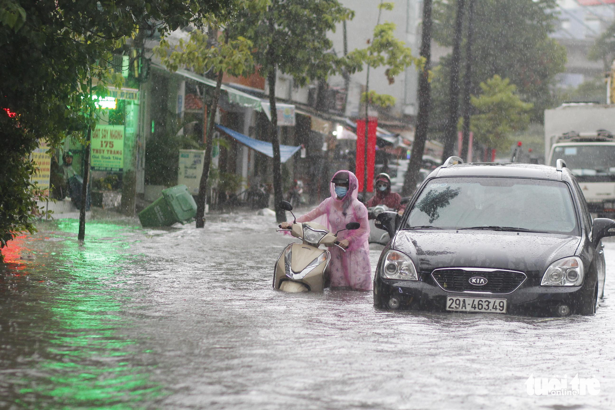 Commuters have a hard time traveling on a flooded street in Ho Chi Minh City, June 16, 2020. Photo: Chau Tuan / Tuoi Tre