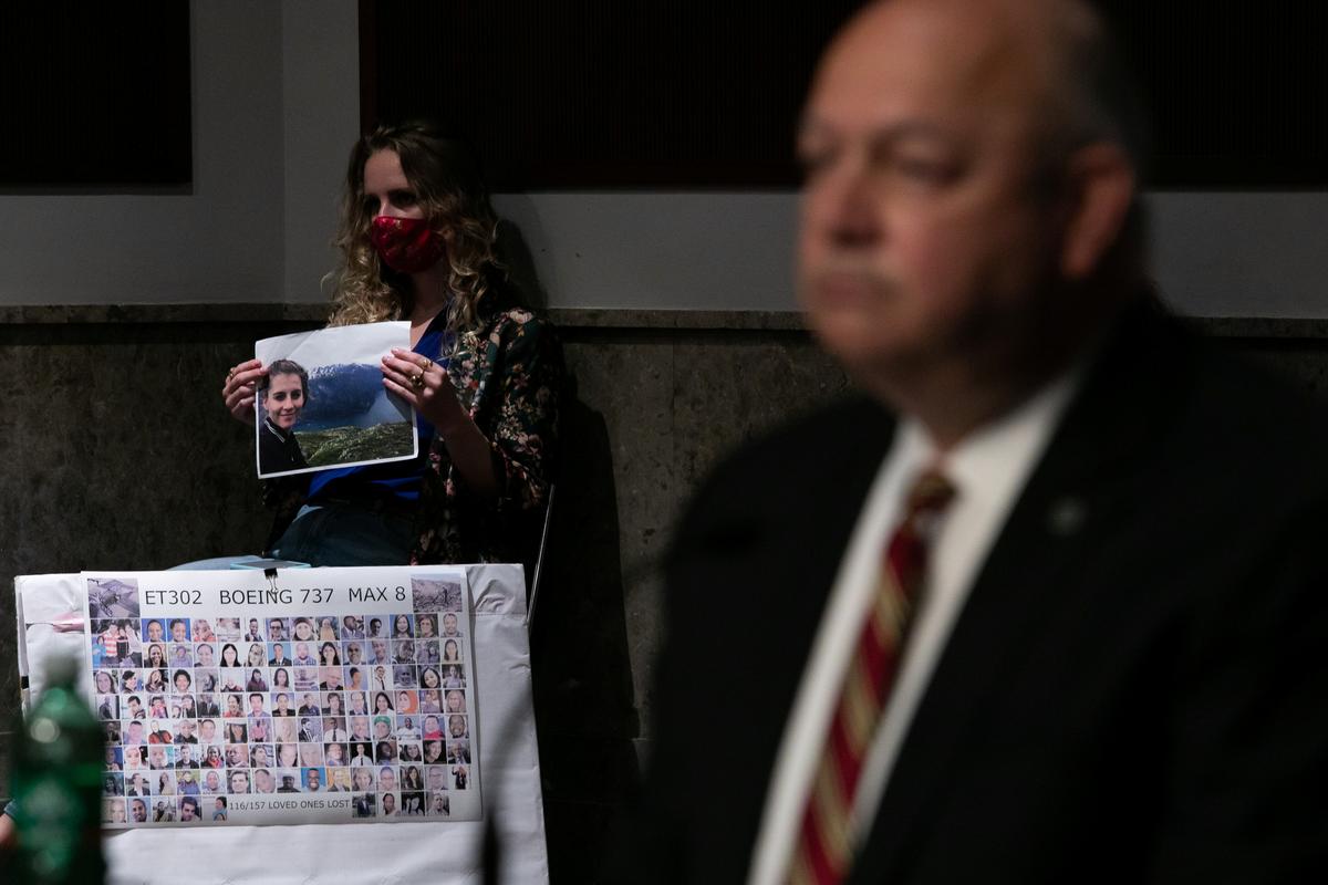 Deveney Williams holds a photograph of her friend, Samya Stumo who died when a Boeing 737 Max 8 crashed while flying Ethiopian Airlines Flight 302, during a hearing of the Senate Commerce, Science, and Transportation Committee on Capitol Hill in Washington, U.S., June 17, 2020. Photo: Reuters