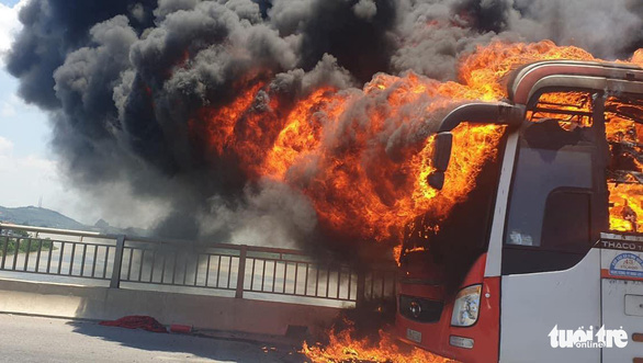 Large plumes of black smoke exude from the sleeper bus on the Nguyet Vien Bridge in Thanh Hoa Province in this reader-submitted photo.