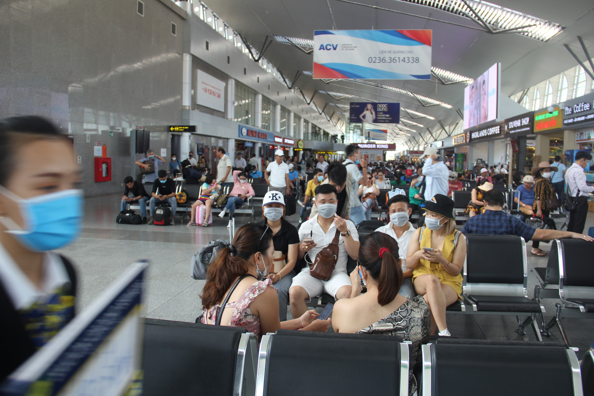 People wait for their flights at the domestic terminal of Da Nang International Airport in Da Nang City, Vietnam. Photo: Truong Trung / Tuoi Tre