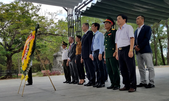 U.S. Ambassador to Vietnam Daniel Kritenbrink (fourth left), American diplomats and Vietnamese officials stand in silence as they offer flowers to fallen Vietnamese soldiers at the Truong Son National Martyrs’ Cemetery in Quang Tri Province, August 27, 2019. Photo: Quoc Nam / Tuoi Tre