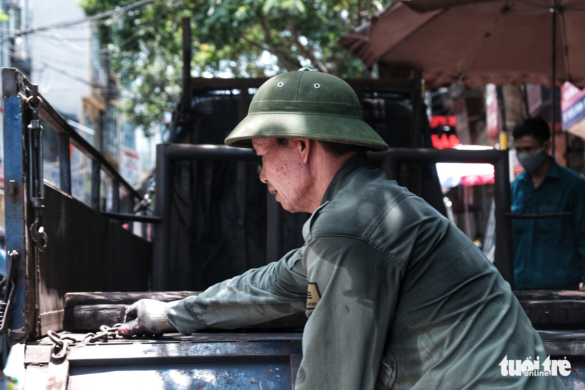 A porter works with a sweaty shirt due to high temperatures in Hanoi, June 23, 2020. Photo: Mai Thuong / Tuoi Tre