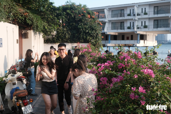 Young people flock to an emerging Instagrammable spot down Alley 5 on Tu Hoa Street in Hanoi’s Tay Ho District. Photo: Song La / Tuoi Tre
