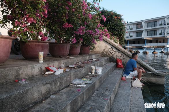 Trash is left on the steps in a lakeside neighborhood of an emerging Instagrammable spot down Alley 5 on Tu Hoa Street in Hanoi’s Tay Ho District. Photo: Song La / Tuoi Tre