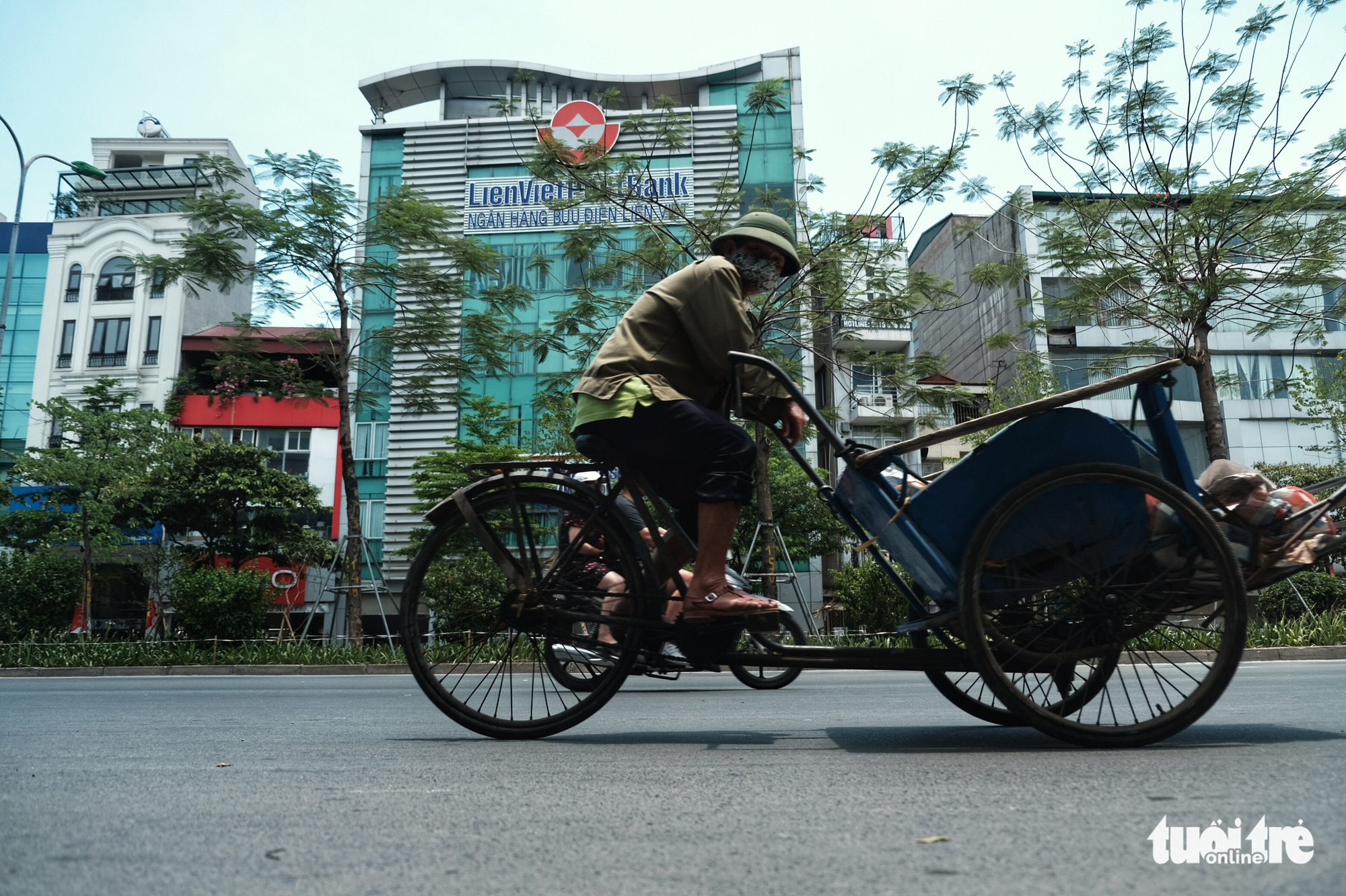 A cyclo driver works in sunny weather in Hanoi, June 23, 2020. Photo: Mai Thuong / Tuoi Tre