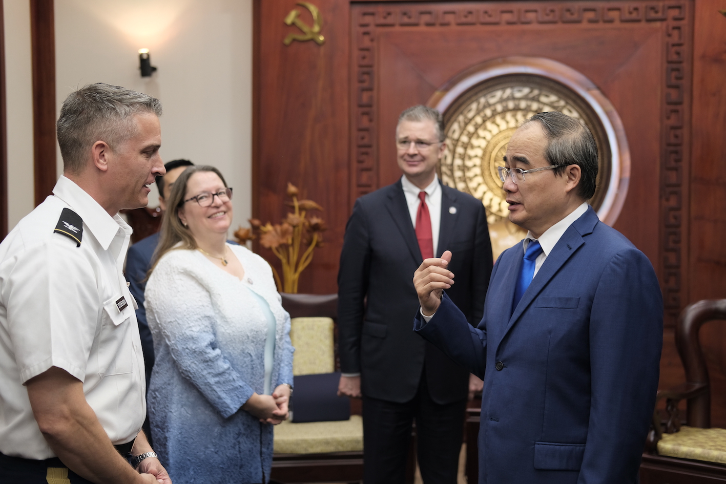 Ho Chi Minh City Party Secretary Nguyen Thien Nhan (right) receives the U.S. diplomatic mission at his office in Ho Chi Minh City, June 23, 2020. Photo: Tran Phuong / Tuoi Tre News