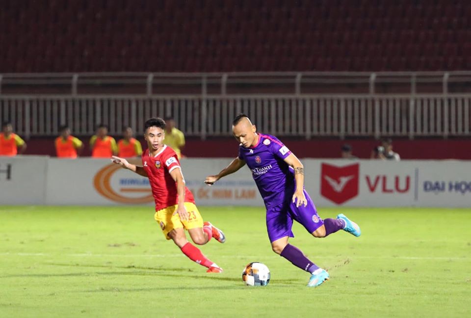 Players of Saigon FC (purple) and Hong Linh Ha Tinh FC vie for possession during their match in the sixth round of the 2020 V-League 1 at Thong Nhat Stadium in Ho Chi Minh City, June 24, 2020. Photo: Saigon FC