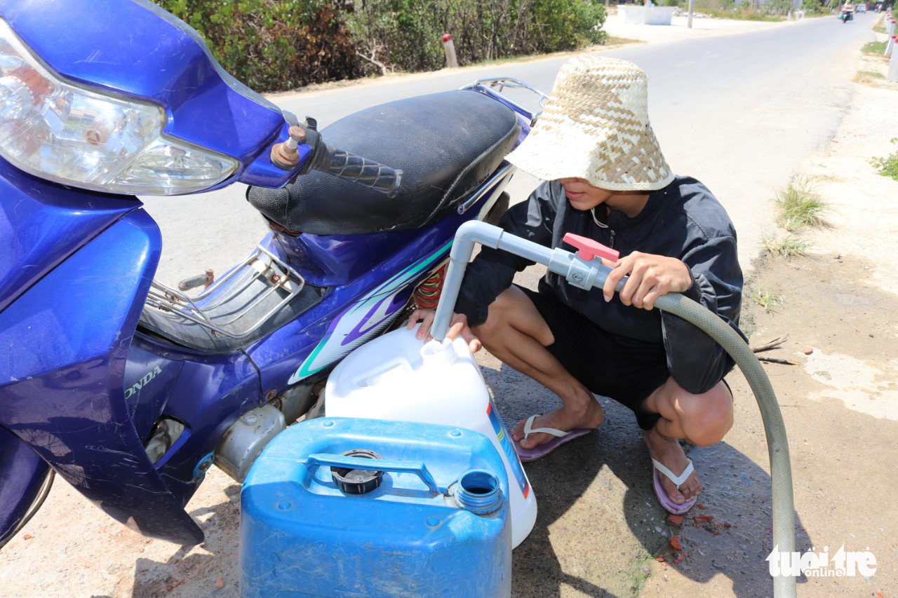 A resident buys clean water in My Chanh Commune, Binh Dinh Province, Vietnam. Photo: Thai Thinh / Tuoi Tre