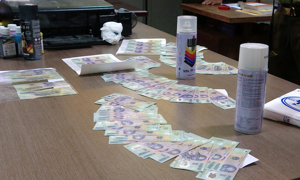 Exhibits of a case of large-scale making, storing and consuming counterfeit money in Dong Thap and Ba Ria - Vung Tau Provinces, are pictured in this photo. Photo: Quynh Giang / Tuoi Tre