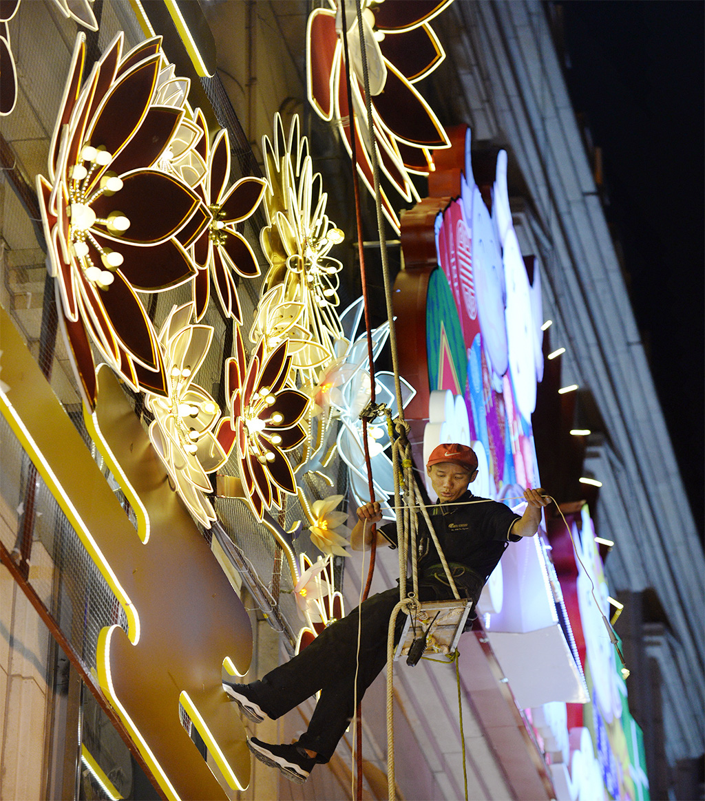 Lunar New Year decorations are set up at a shopping mall in downtown Ho Chi Minh City. Photo: Ngoc Phuong / Tuoi Tre